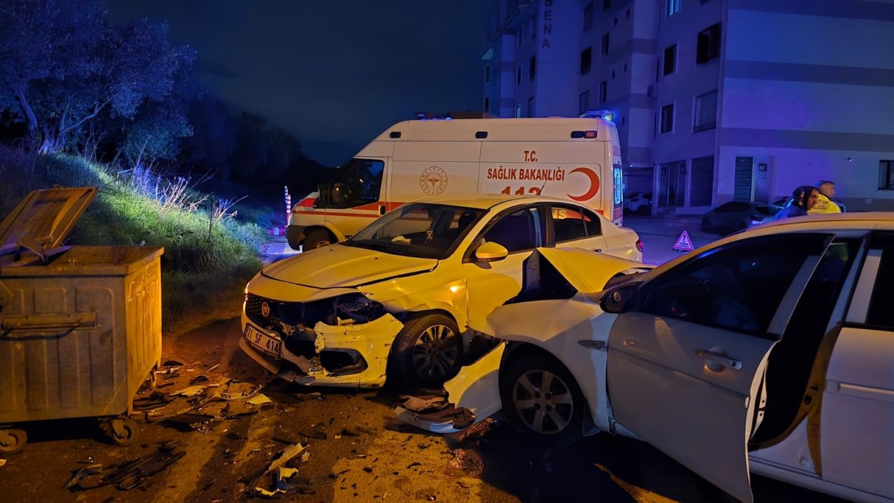 Bursa&#039;da iki otomobilin kafa kafaya çarpıştığı kaza kamerada: 2 yaralı
