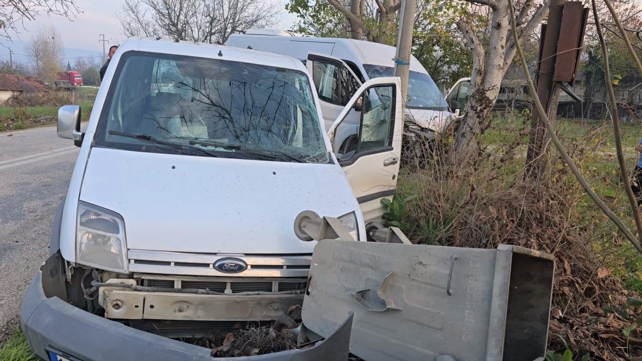 Bursa&#039;da işçi servisi ile hafif ticari araç çarpıştı: 11 yaralı