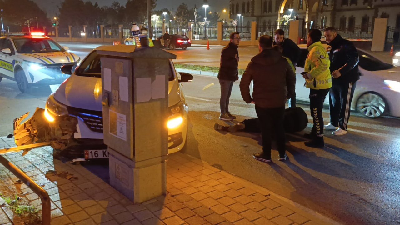 Bursa'da otomobil trafik levhalarına çarptı: 1 yaralı