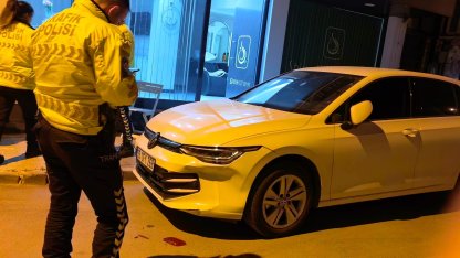 Bursa'da polisin dur ihtarına uymayan sürücü park halindeki araçlara çarptı