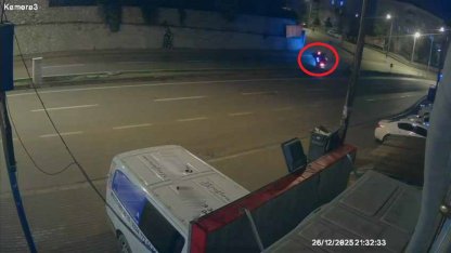 Bursa'da takla atan otomobil, direğe çarptı; Kaza anı kamerada