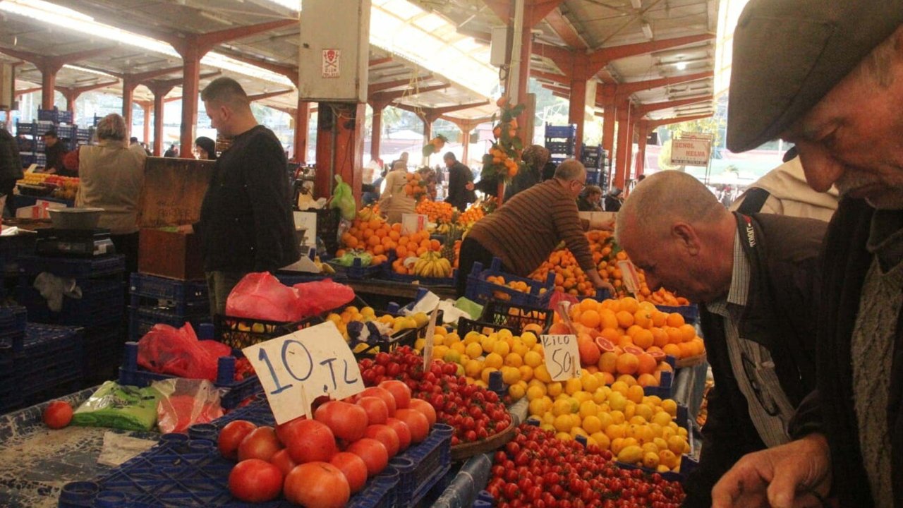 Çanakkale domatesinin fiyatı sağanağın ardından 10 TL&#039;ye düştü