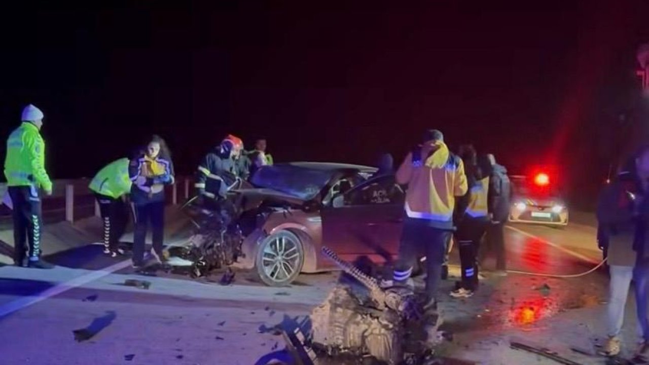 Çanakkale'de 2 otomobil çarpıştı: 5 ölü, 1 yaralı / Ek fotoğraflar