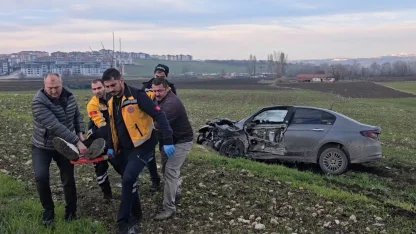 Çarpışan 2 otomobilden biri tarlaya uçtu; 2 yaralı
