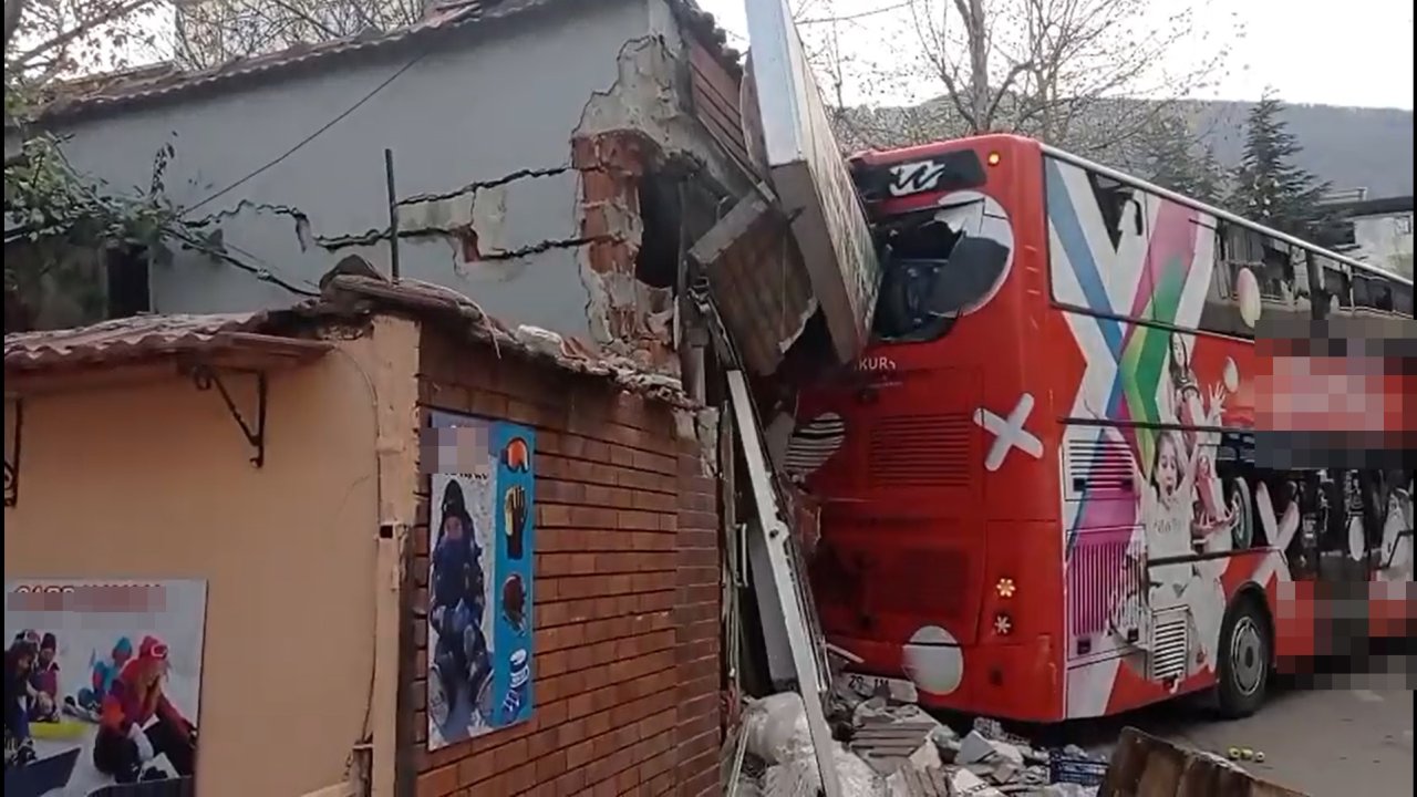 Çift katlı otobüs, otomobil ile manav dükkanına çarptı