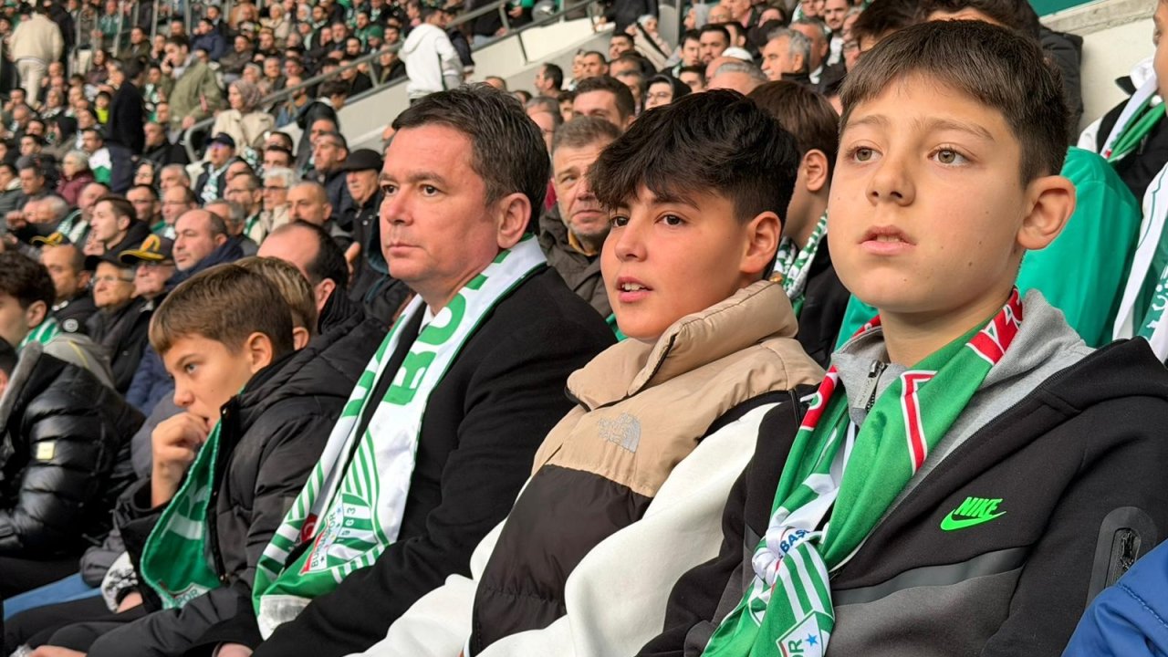 Daha önce statta maç izlememiş yüzlerce çocuk, Bursaspor maçını tribünden izledi