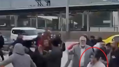 Demir sopa ve yumruklarla birbirine saldırdılar