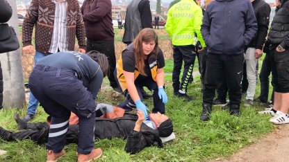 Dere yatağına yuvarlanan otomobildeki 3 kişi yaralandı