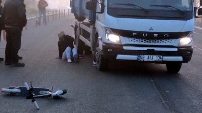 Devrilen skuterin sürücüsünün ayağının üzerinden kamyonet geçti