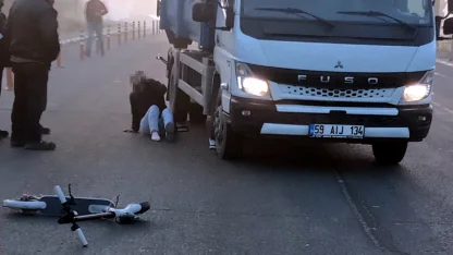 Devrilen skuterin sürücüsünün ayağının üzerinden kamyonet geçti