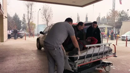 Devrilen suntaların altında kalan işçi yaralandı