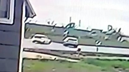 Edirne’de çarpışan otomobillerden birinin takla attığı kaza kamerada; 2 yaralı