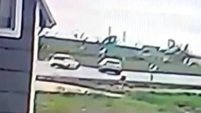 Edirne’de çarpışan otomobillerden birinin takla attığı kaza kamerada; 2 yaralı