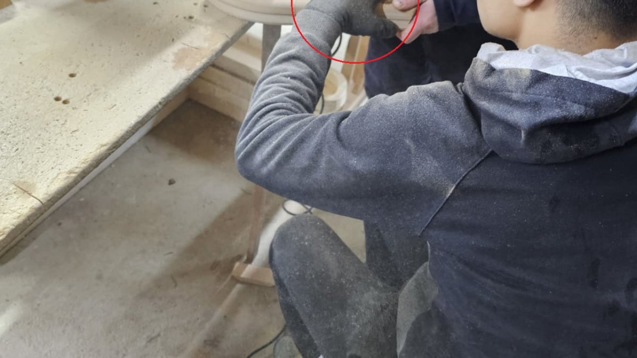 Eline çaktığı ahşap parçasıyla hastaneye kaldırıldı