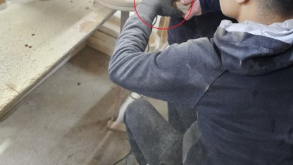 Eline çaktığı ahşap parçasıyla hastaneye kaldırıldı