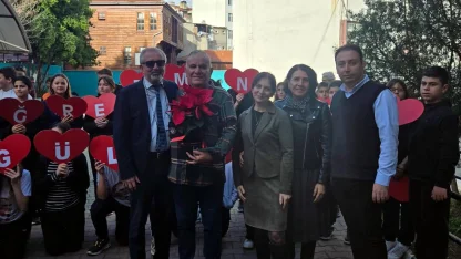 Emekliye ayrılan 38 yıllık öğretmene duygusal veda