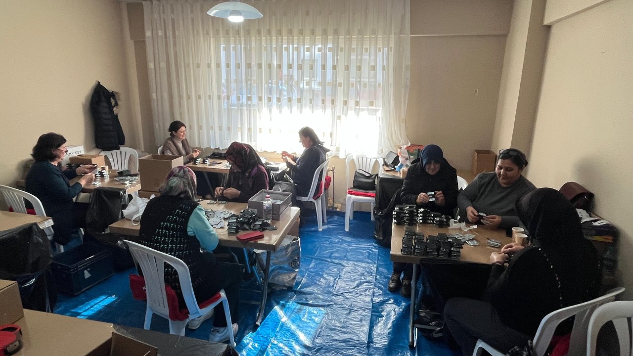 Esra muhtar, mahallesindeki kadınlara üretim atölyesi kurdu, ek gelir kapısı açtı
