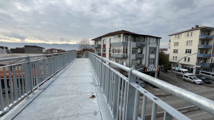 Evin içi göründüğü için yıkım kararı verilen üst geçit, 1 metre uzağa yapıldı / Ek fotoğraflar