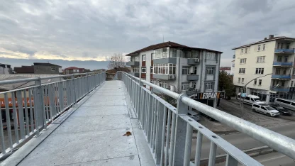 Evin içi göründüğü için yıkım kararı verilen üst geçit, 1 metre uzağa yapıldı / Ek fotoğraflar