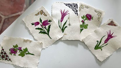 Geleneksel el sanatı Edirnekari'yi kendi ürettiği kağıtlara işliyor