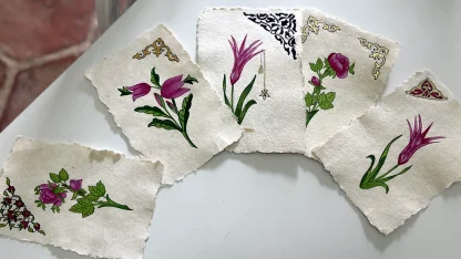 Geleneksel el sanatı Edirnekari'yi kendi ürettiği kağıtlara işliyor