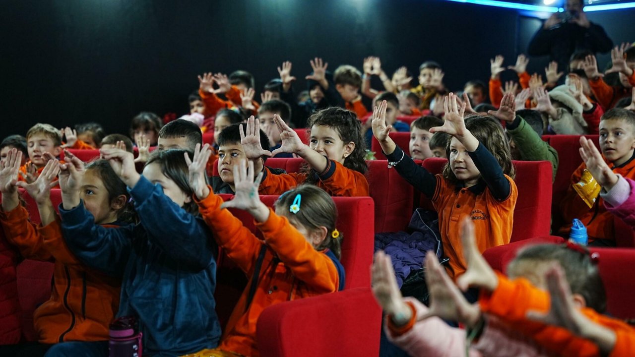Gezen Sinema TIR&#039;ı Sındırgı&quot;da çocuklara moral oldu