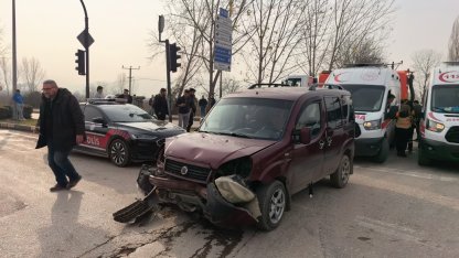 Hafif ticari araçlar çarpıştı: 3’ü çocuk, 7 yaralı