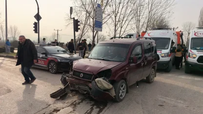 Hafif ticari araçlar çarpıştı: 3’ü çocuk, 7 yaralı