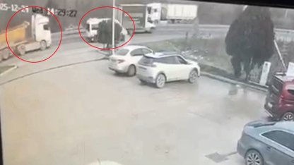 Hafriyat kamyonunun çarptığı karavan şarampole yuvarlandı / Ek fotoğraflar