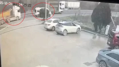 Hafriyat kamyonunun çarptığı karavan şarampole yuvarlandı / Ek fotoğraflar