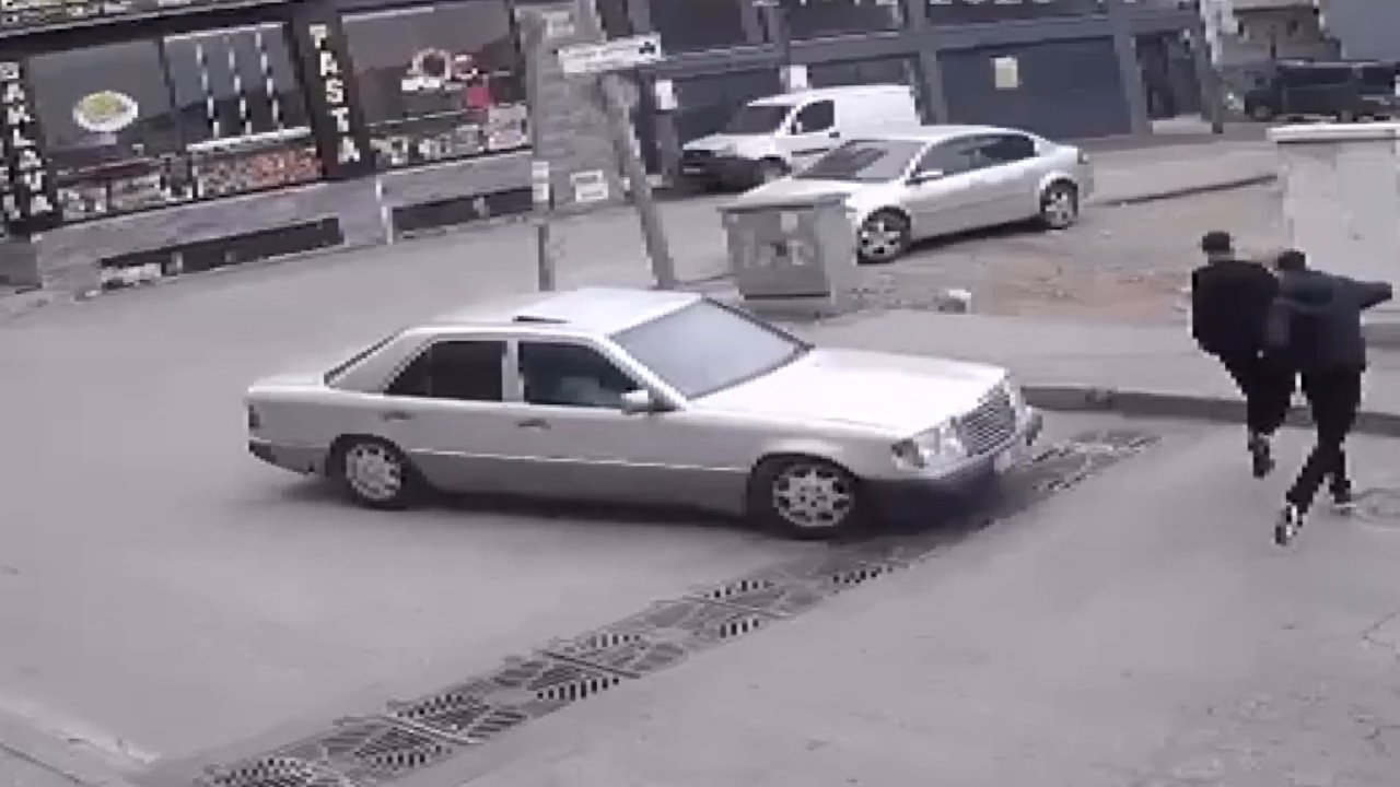 Husumetlilerinin üzerine otomobil sürüp, zorla araca bindirmeye çalıştı