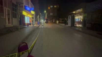 Husumetlisini görüp otomobilinden ateş açtı; yoldan geçen kişiyi vurdu