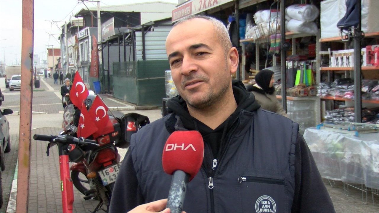 Husumetlisinin tabancasından çıkan kurşunlardan mağazaya sığınarak kurtuldu; o anlar kamerada