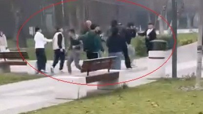 İki grubun tekmeli-yumruklu kavgası kamerada