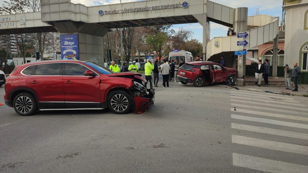 İki otomobil kafa kafaya çarpıştı: 1 yaralı
