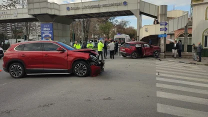 İki otomobil kafa kafaya çarpıştı: 1 yaralı