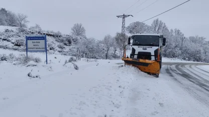 İnegöl Belediyesi ekipleri karla mücadele için 24 saat sahada
