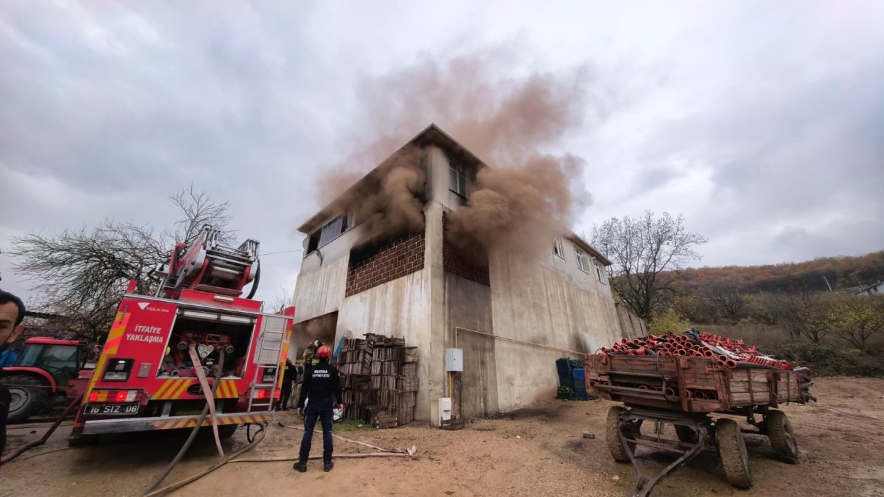 İnegöl’de 2 katlı binada çıkan yangın söndürüldü