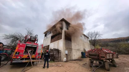 İnegöl’de 2 katlı binada çıkan yangın söndürüldü
