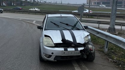 İnegöl’de bariyerlere çarpan otomobildeki 2 kişi yaralandı