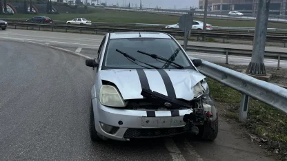 İnegöl’de bariyerlere çarpan otomobildeki 2 kişi yaralandı