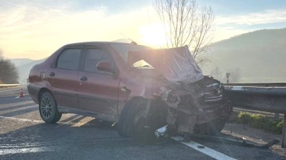 İnegöl’de bariyerlere çarpan otomobilin sürücüsü yaralandı