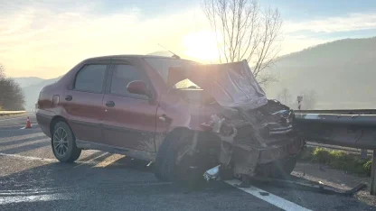 İnegöl’de bariyerlere çarpan otomobilin sürücüsü yaralandı