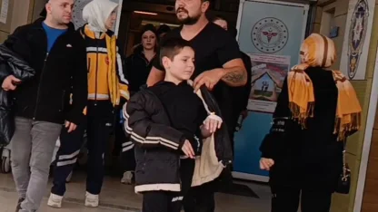 İnegöl'de nacakla oynayan çocuğun parmağı kopma noktasına geldi