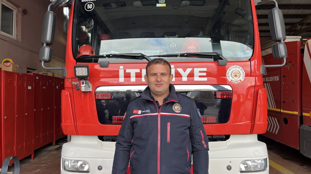 İtfaiye eri kendi hava maskesini, yangında mahsur kalan kişiye vererek kurtardı