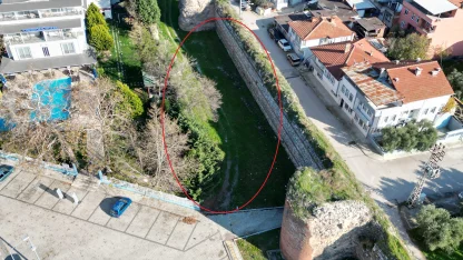 İznik’te tarihi surlar içinde kalan arsasını Papa’nın ziyaretinden bir gün sonra satışa çıkardı