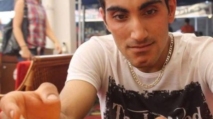 Kamyonetin altında kalan skuter sürücüsü öldü; kaza kamerada