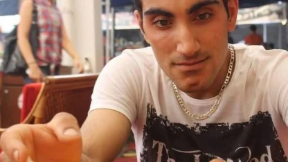 Kamyonetin altında kalan skuter sürücüsü öldü; kaza kamerada