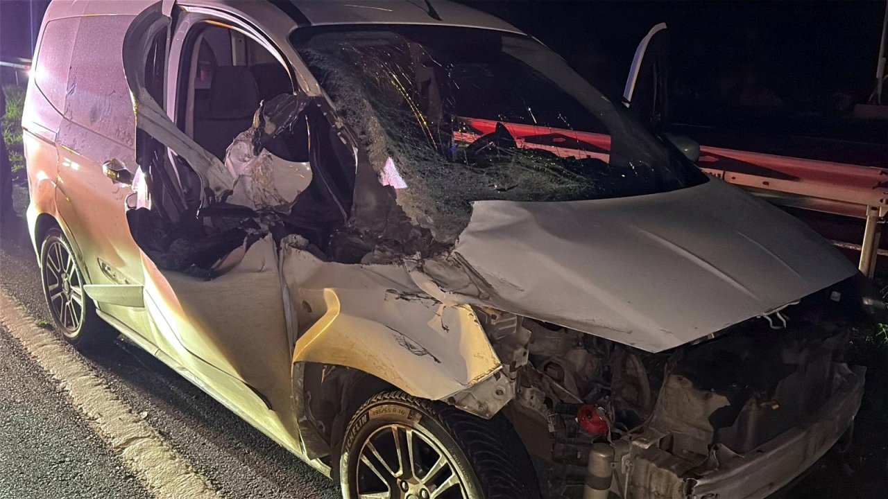 Kamyonetle çarpışan hafif ticari araç sürücüsü yaralandı