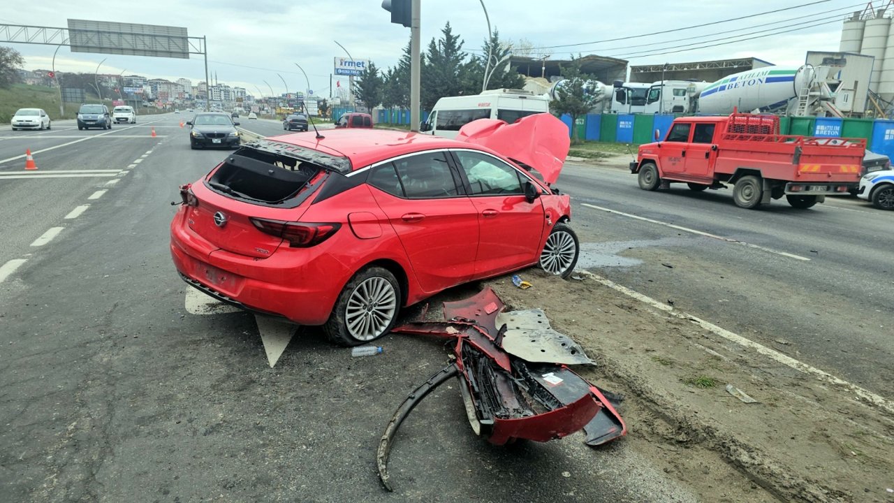 Karşı yöne geçen otomobil, kırmızı ışıkta bekleyen araçlara çarptı